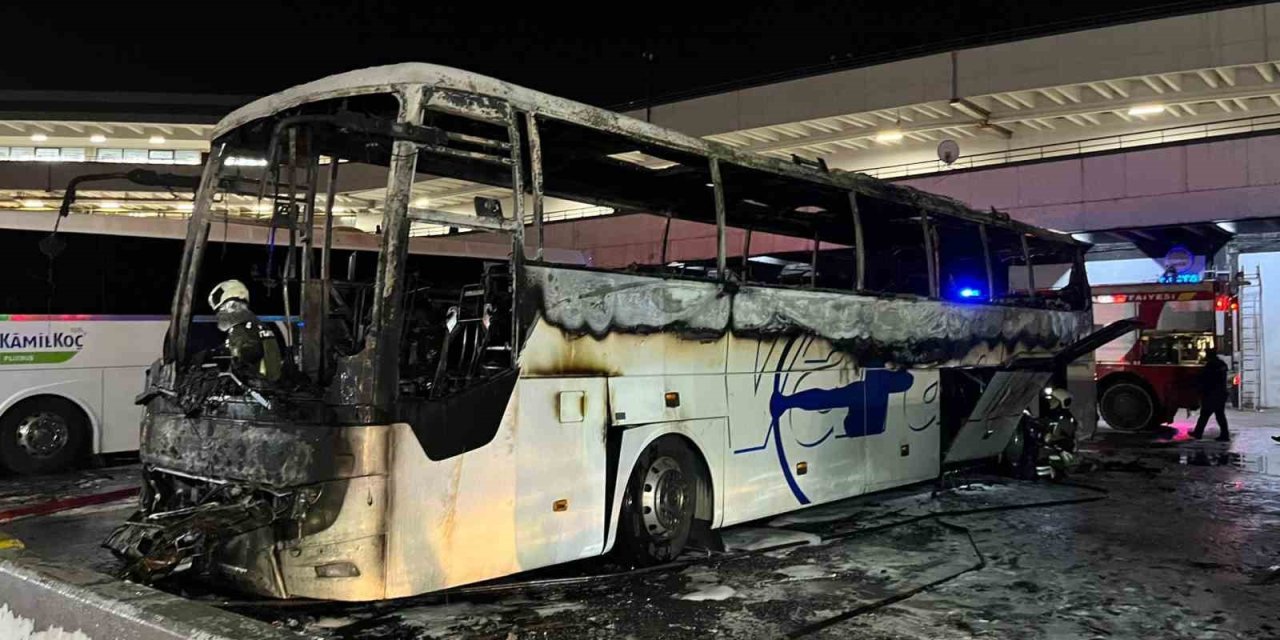 AŞTİ’de otobüs yangını paniğe neden oldu