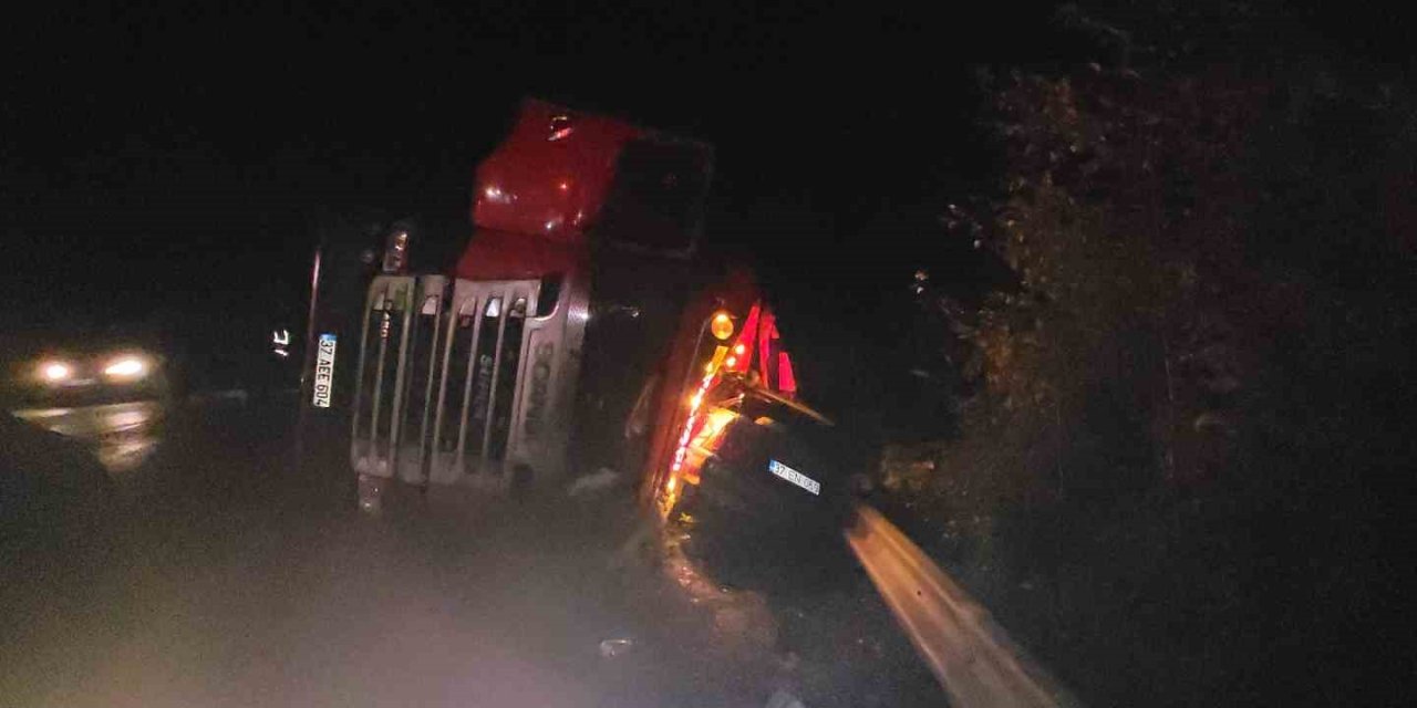 Kastamonu’da tır otomobilin üzerine devrildi: 2 yaralı