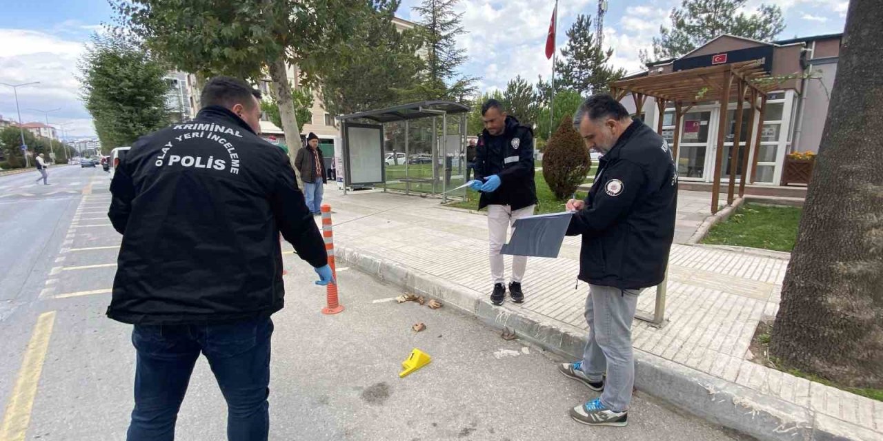 Motosikletli saldırgan muhtarlığa kurşun yağdırdı