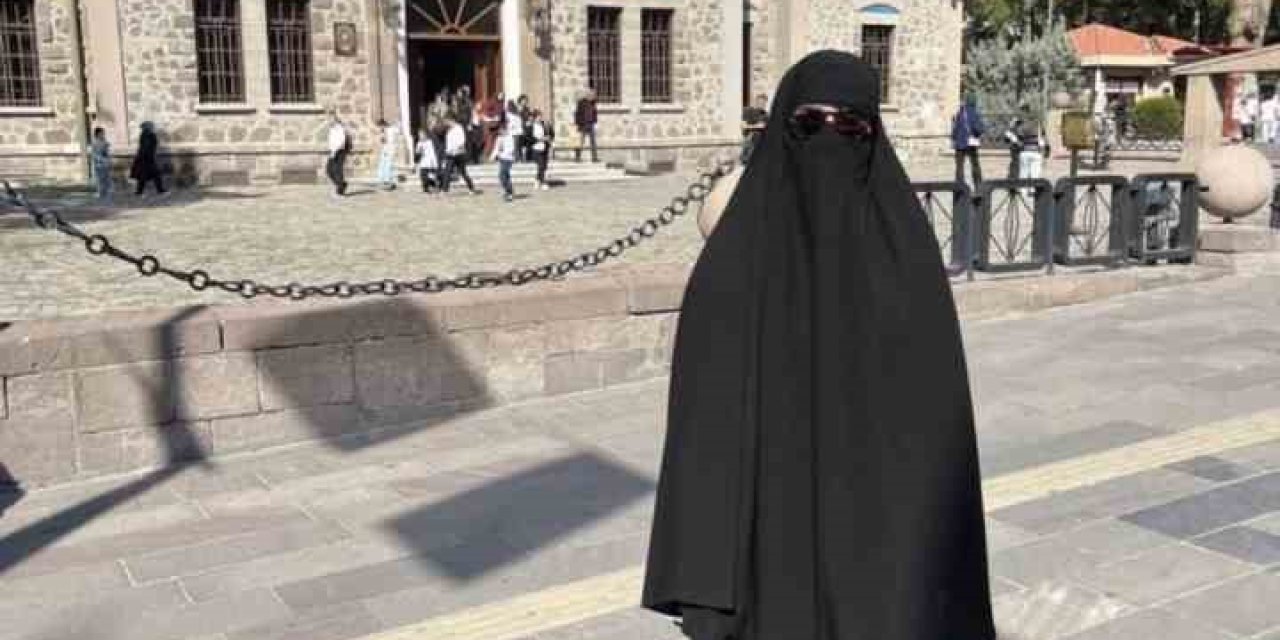 Ankara’da çarşafla gezen erkek şahıs gözaltına alındı