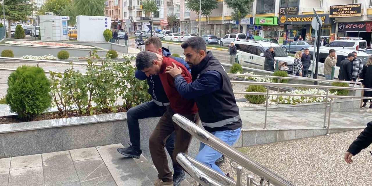 Babasını tüfekle öldüren zanlı adliyede!