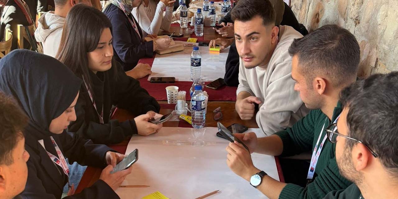 Gençler dijital çağın becerilerini çalıştayda geliştiriyor