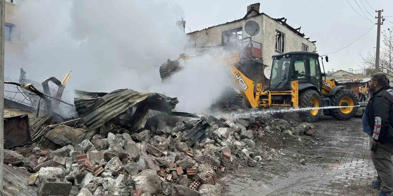 Çankırı’da çıkan yangında 4 yapı ve 1 araç zarar gördü