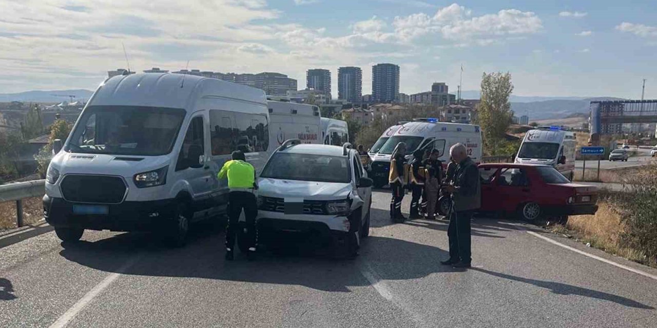 Kırıkkale’de iki otomobil kafa kafaya çarpıştı!