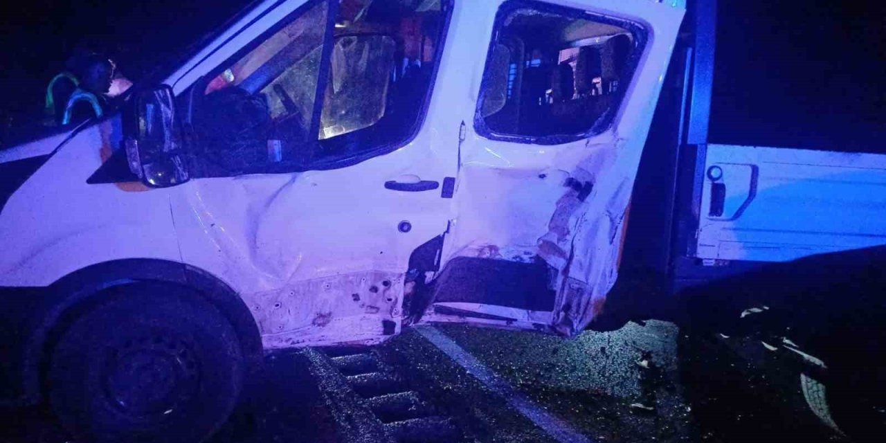 Çorum’da kamyonet ile minibüs çarpıştı: 7 yaralı