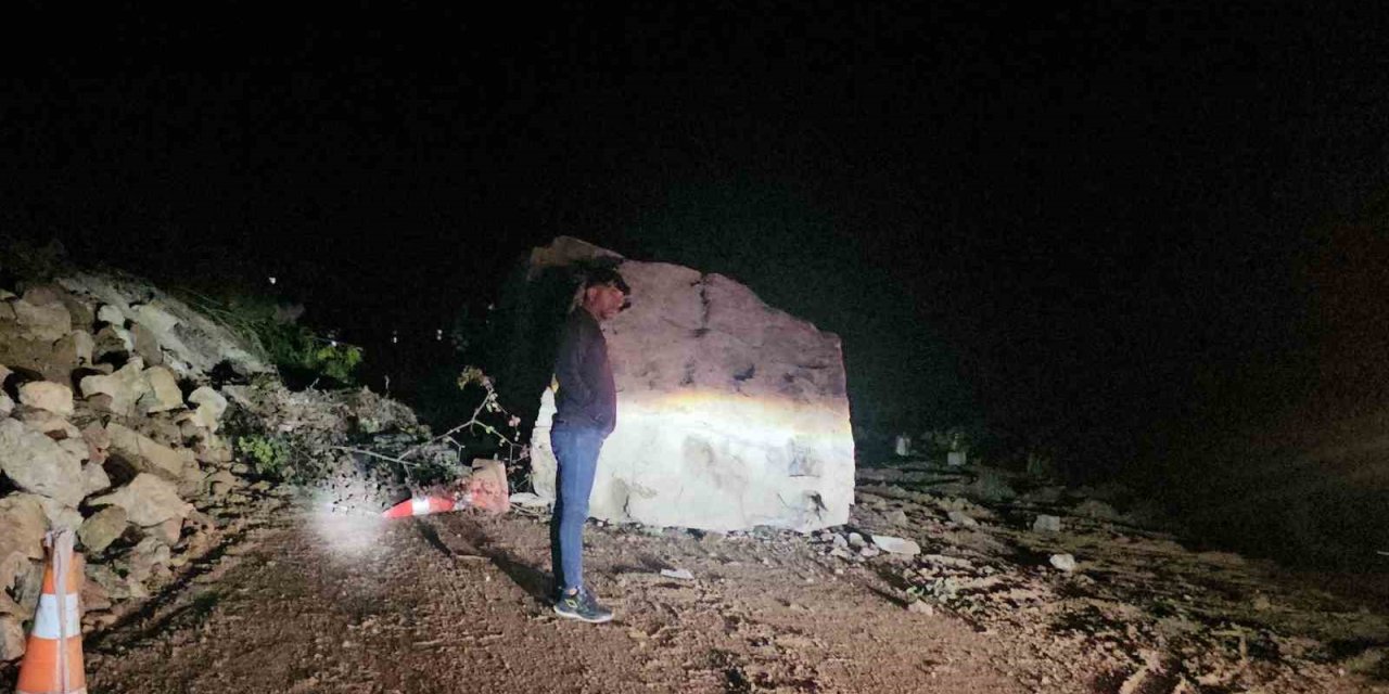 Düşen dev kaya karayolunu ulaşıma kapattı