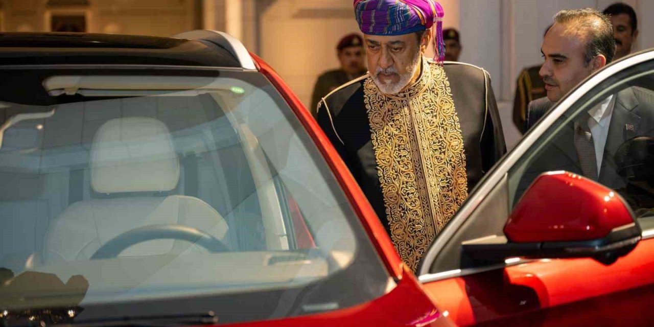 Bakan Kacır: "Anadolu kırmızısı Togg, Türkiye-Umman dostluğunun simgelerinden biri oldu"