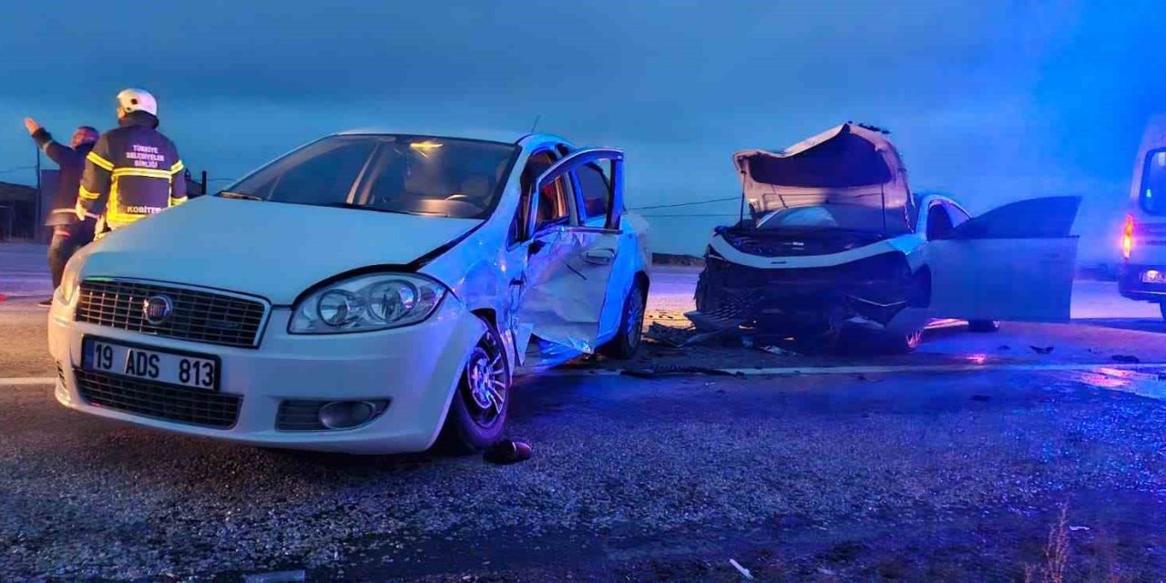 Çorum’da iki otomobil çarpıştı: 3 yaralı