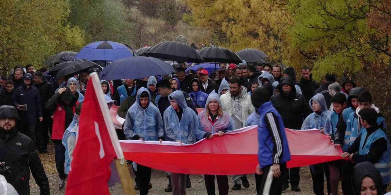 Yağmur altında İstiklal mücadelesi ruhunu yaşattılar