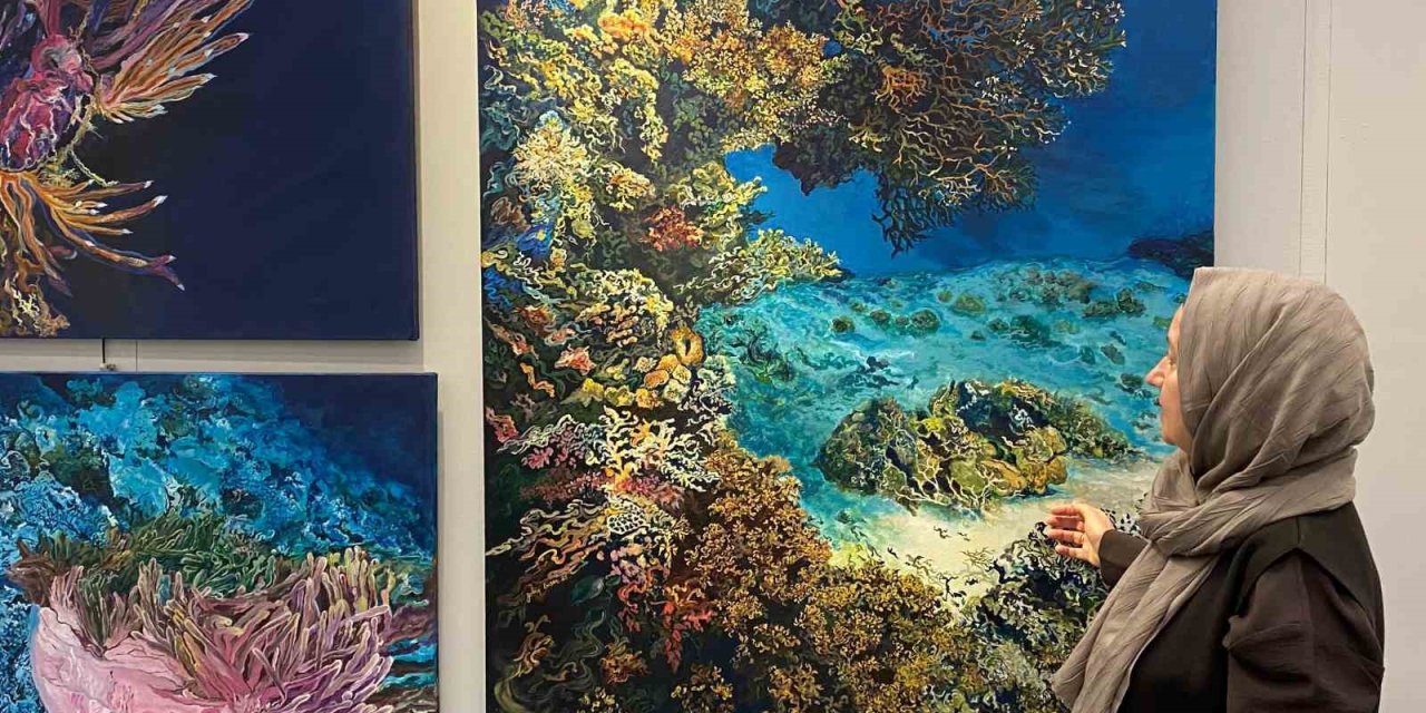 Deniz yaşamının enerjisini tuvale yansıttı