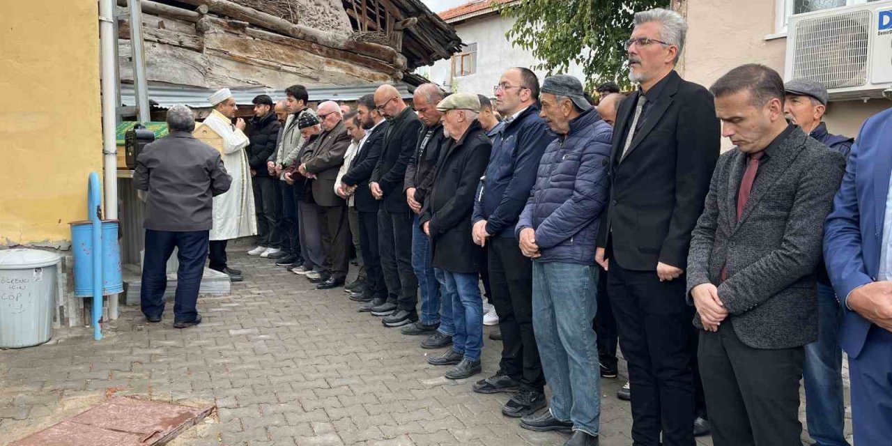 Eski eşi tarafından öldürülen 2 çocuk annesi kadın toprağa verildi