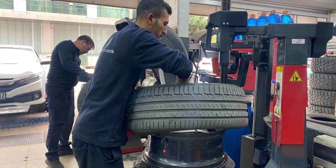 Kış lastiği zorunluluğu 15 Kasım’da başlıyor: Sürücüler lastik takmak için kar yağmasını beklememeli