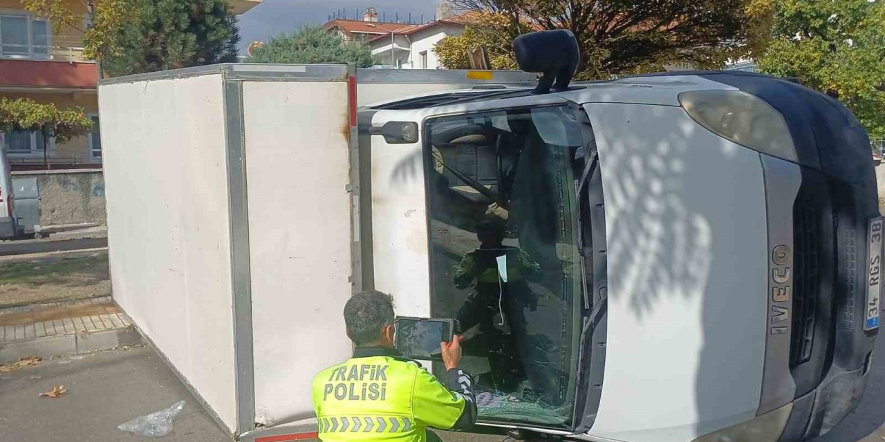 Çorum’da kamyonet ile otomobil çarpıştı: 1’i çocuk 5 yaralı