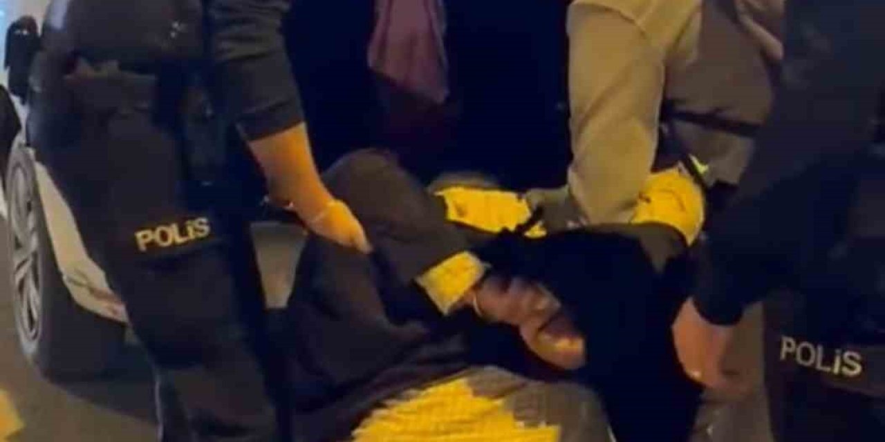 Agresif tavırları nedeniyle kendisine müdahale etmek isteyen polislere saldırdı