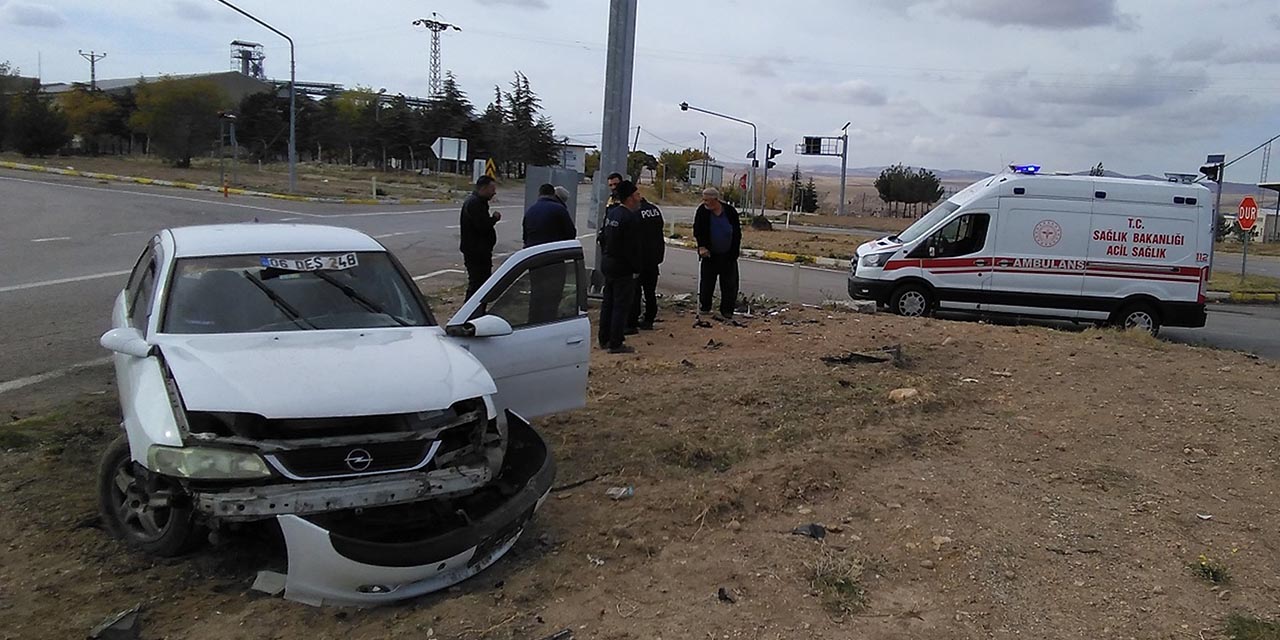 Kafa kafaya çarpışan otomobiller hurdaya döndü