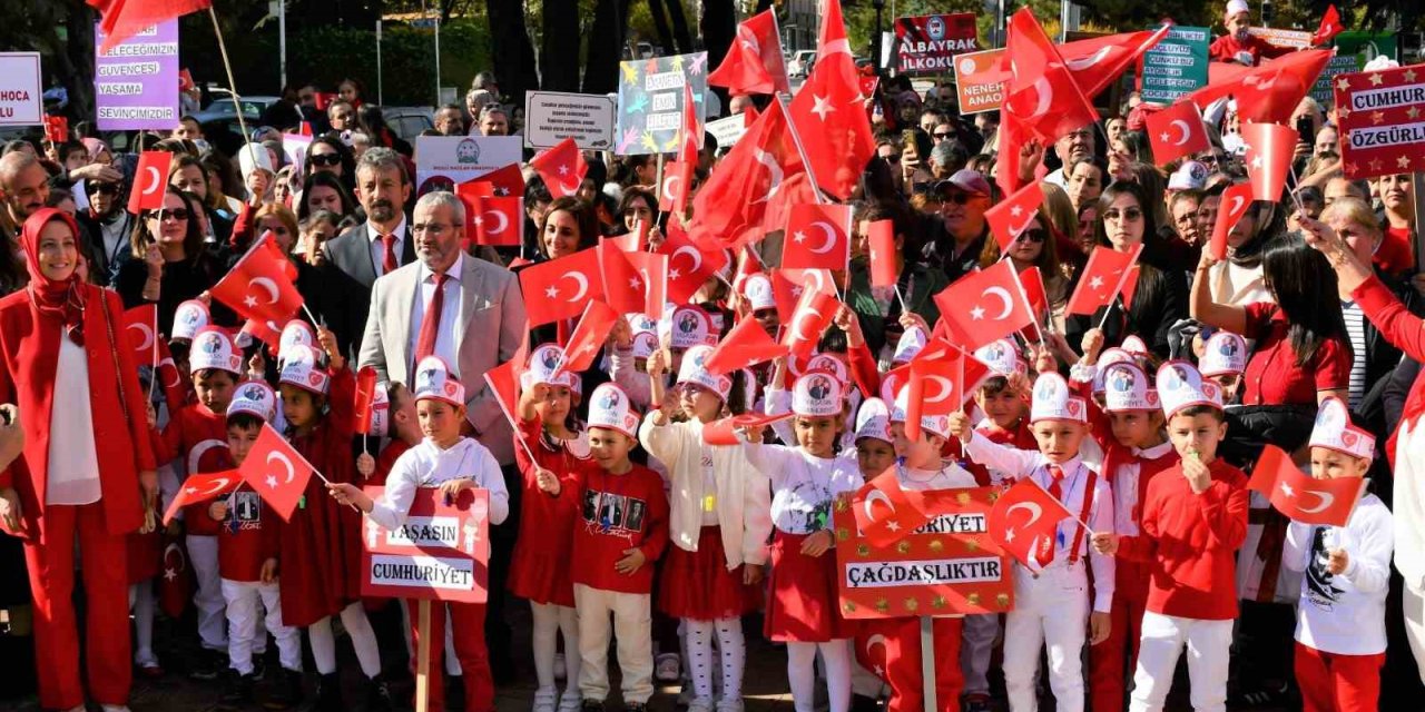 Çorum’da minik çocuklar Cumhuriyet coşkusunu meydanalara taşıdı