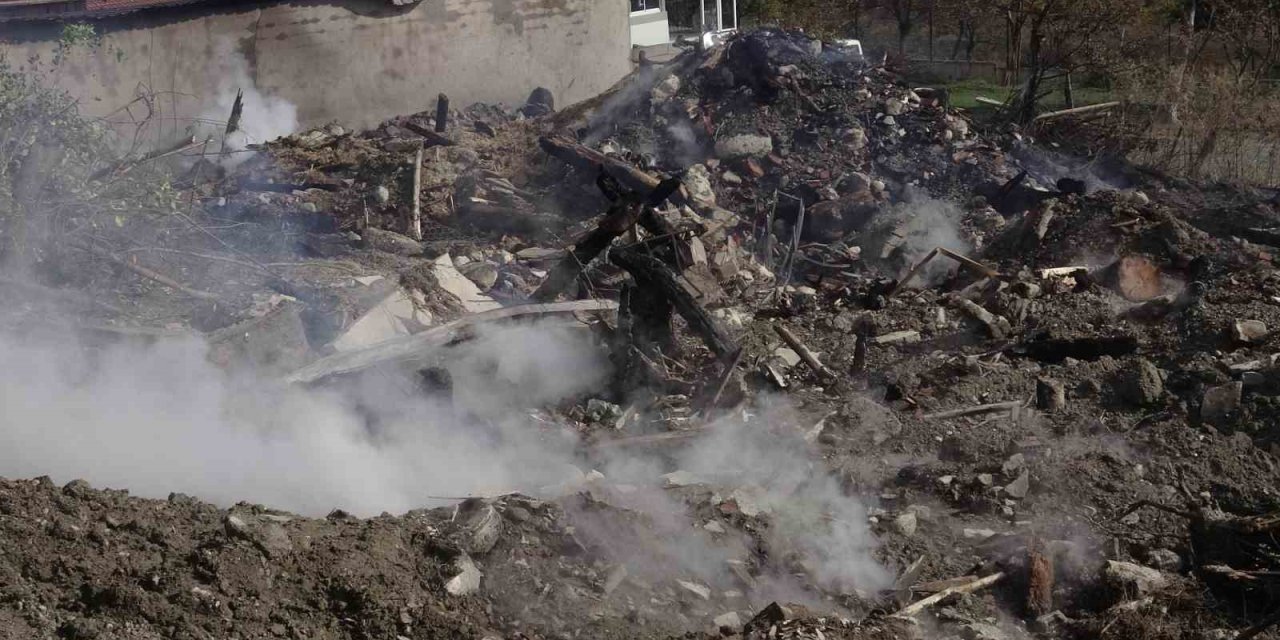 6 ev ve 1 samanlık küle dönmüştü: Geriye sadece moloz yığınları kaldı