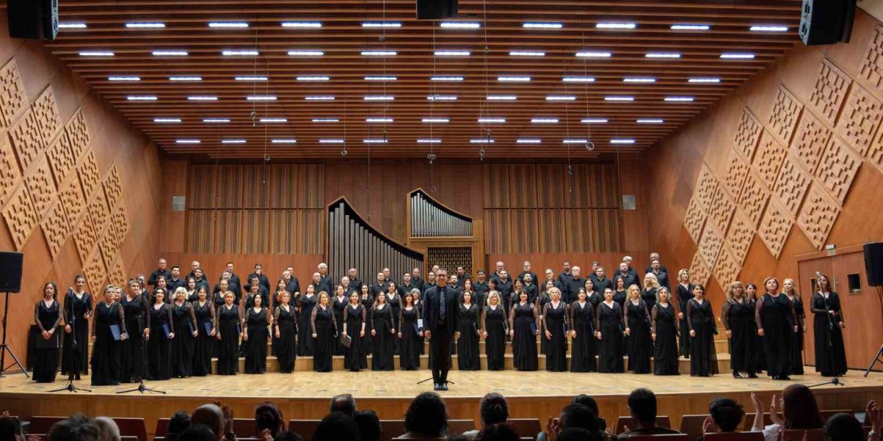 Türkiye’nin koroları Cumhuriyet’in 102. yılı için birlikte söylüyor: 646 ses, tek koro