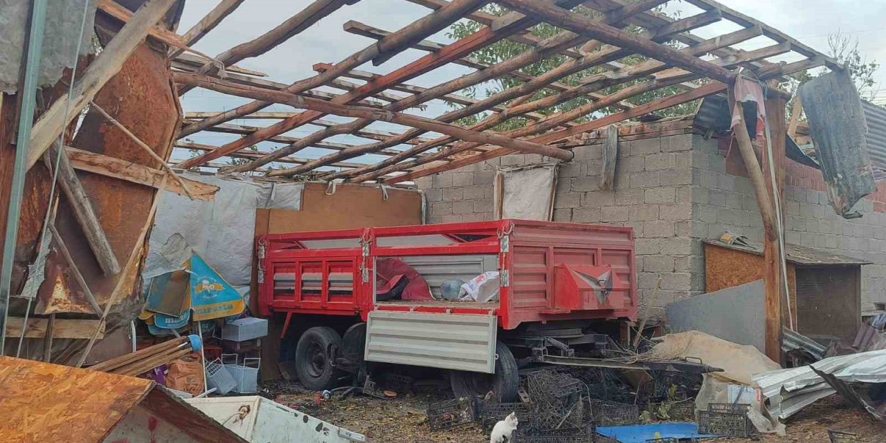 Beypazarı’nda fırtına çatıları uçurdu