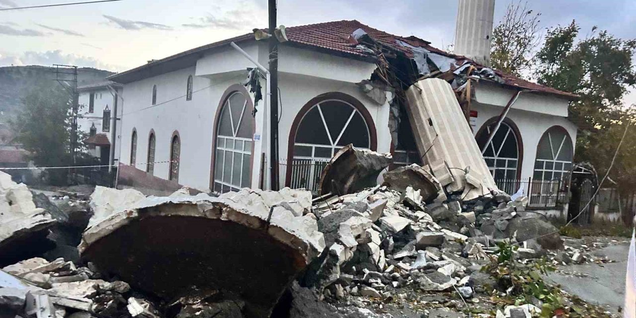 Fırtına minareyi yıktı: Cemaat ölümden döndü