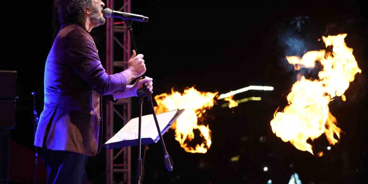 Yağmur altında Cumhuriyet coşkusu: Ünlü şarkıcı Fettah Can hayranlarıyla buluştu