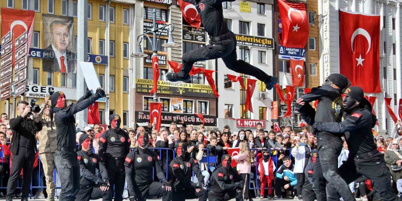 Dövüş sanatlarındaki hünerlerini sergileyen jandarma komandolar nefes kesti