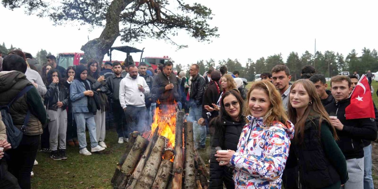 Eşsiz manzaraya sahip yaylada Cumhuriyet Bayramı coşkusu