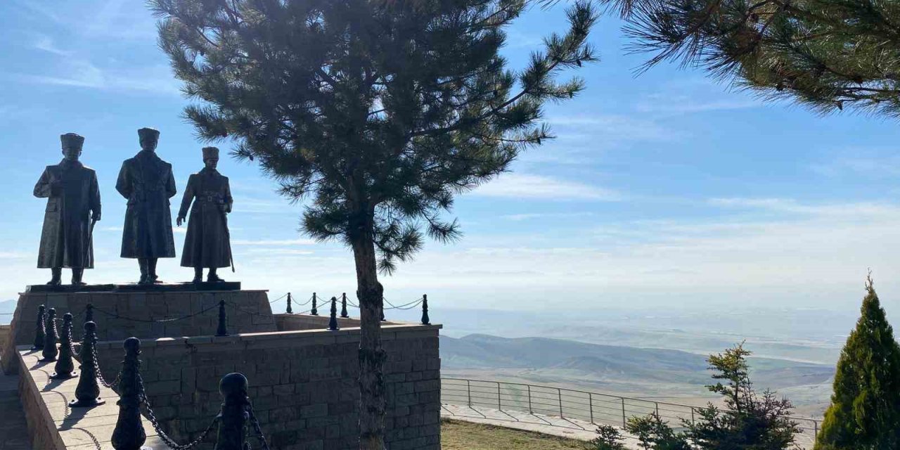 Ankara’nın simge noktası Duatepe’de sis görsel şölen oluşturdu