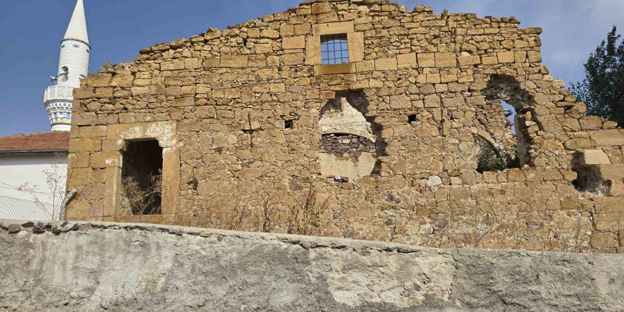 Garipler Köyü Kilisesi 300 yıllık tarihiyle zamana direniyor