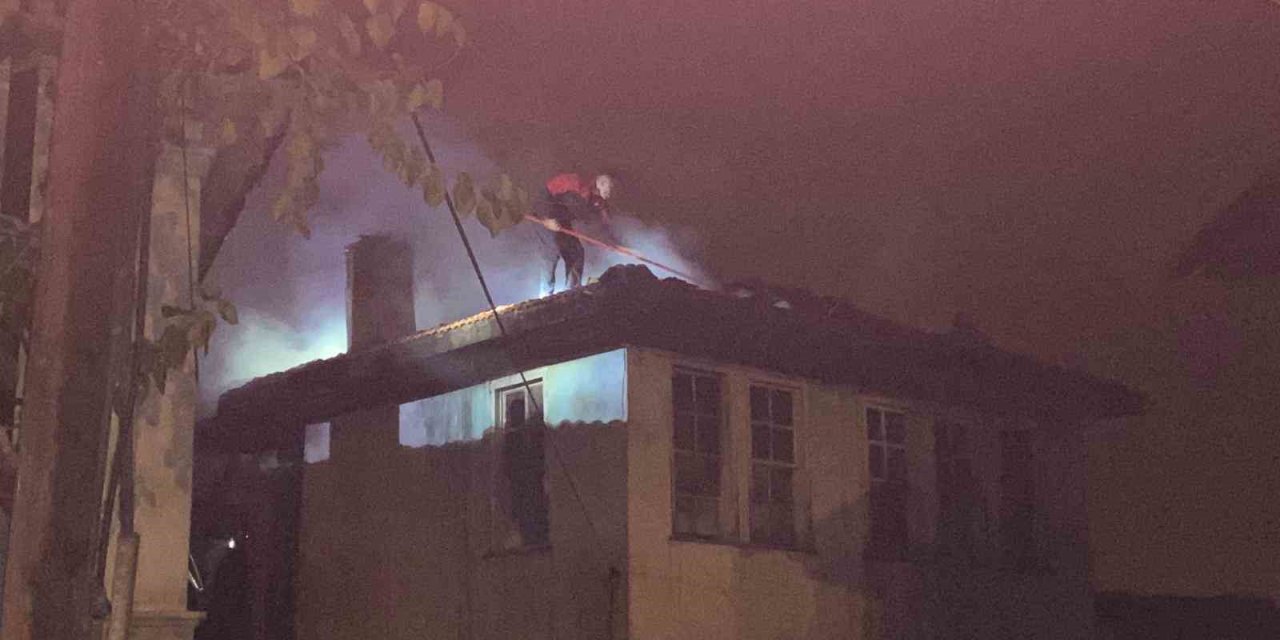 Alevlere teslim olan ev, küle döndü