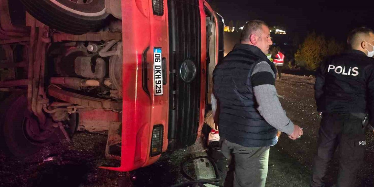 Ankara’da virajı alamayan tır devrildi: 1 yaralı