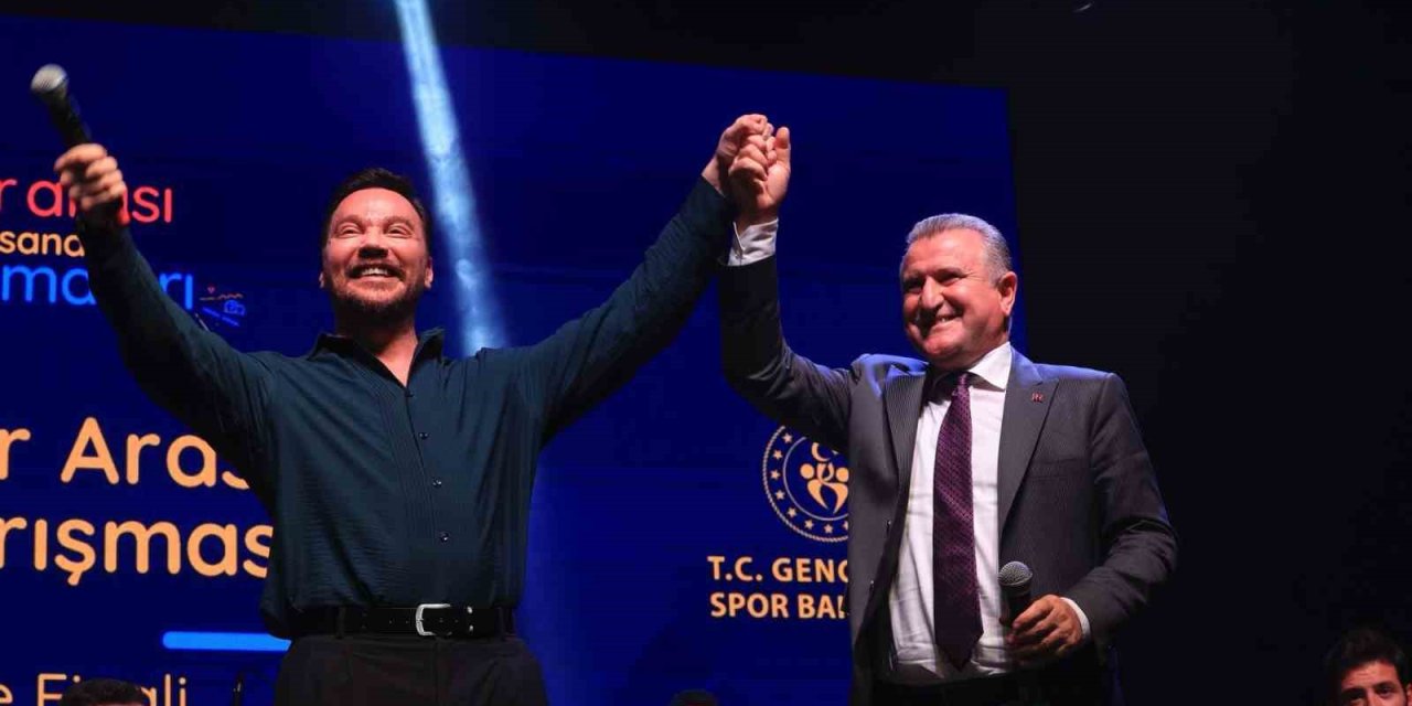 Bakan Bak, gençler arası ses yarışmasını izledi, sahnede şarkı söyledi