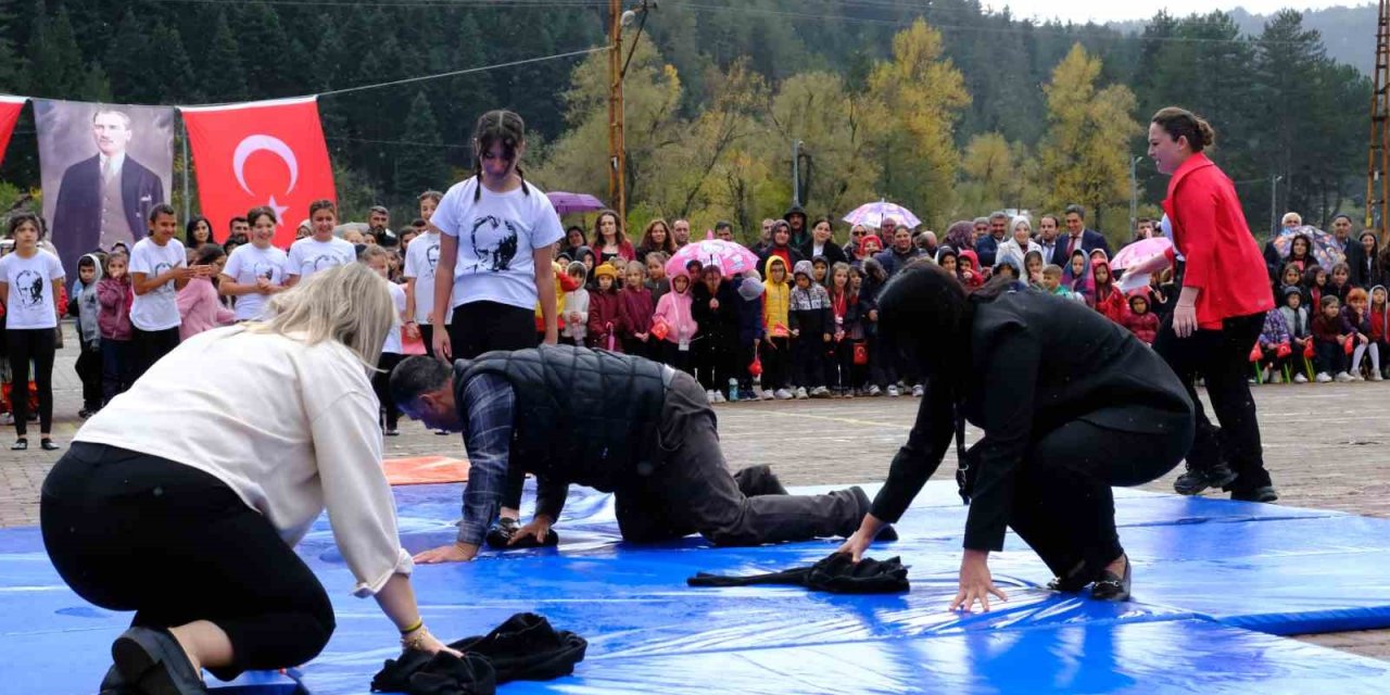 Cumhuriyet Bayramı gösterisinde duygulandıran anlar: Kızı gösteri yapabilsin diye atkısıyla minderleri kuruttu