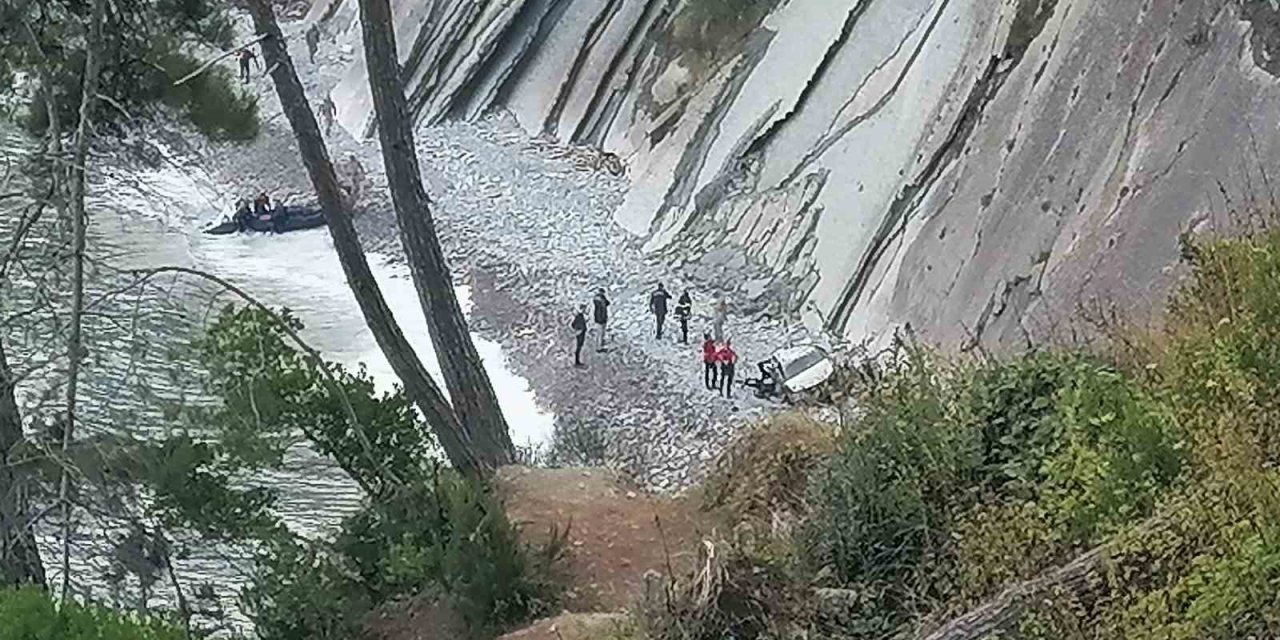 Kayıp imamın cesedi uçurumdan yuvarlanmış aracında bulundu