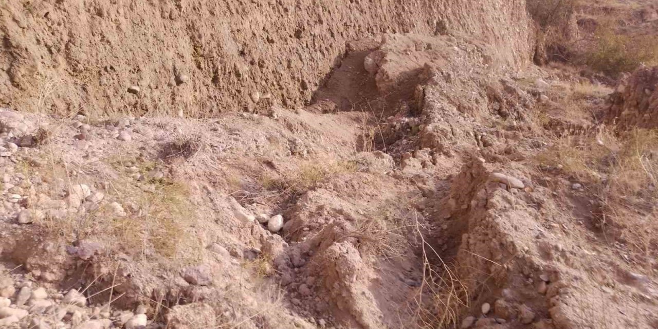 Ankara’da toprak kayması meydana gelen yol trafiğe kapatıldı