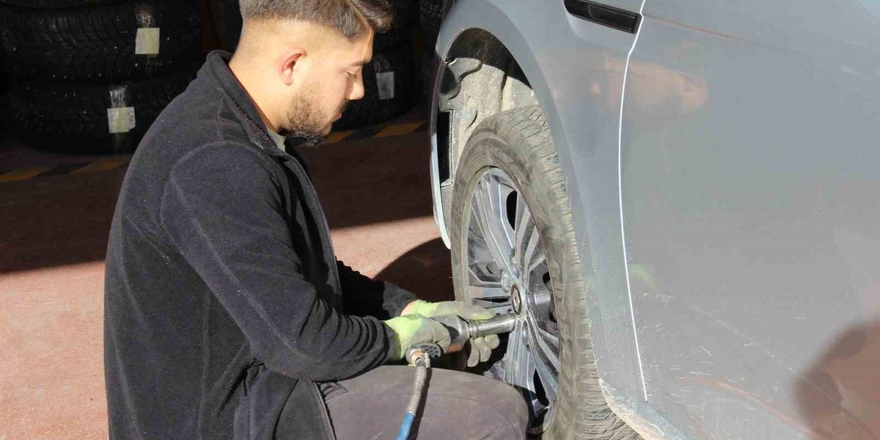 Lastikçilerin ’kış lastiği’ mesaisi erken başladı