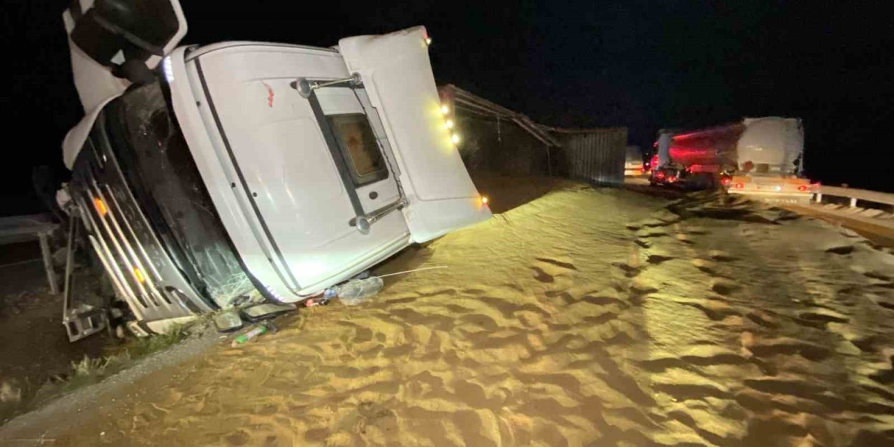Tır devrildi, saçılan hayvan yemi yolu kapattı