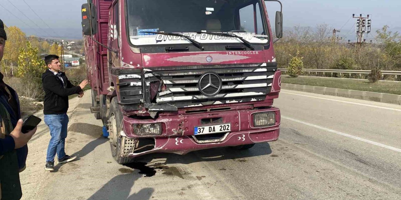 Arıza yapan otomobile kamyon çarptı: 1 ağır yaralı