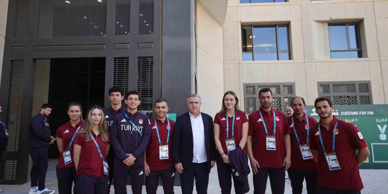 Bakan Bak, Suudi Arabistan’da milli sporcularla bir araya geldi