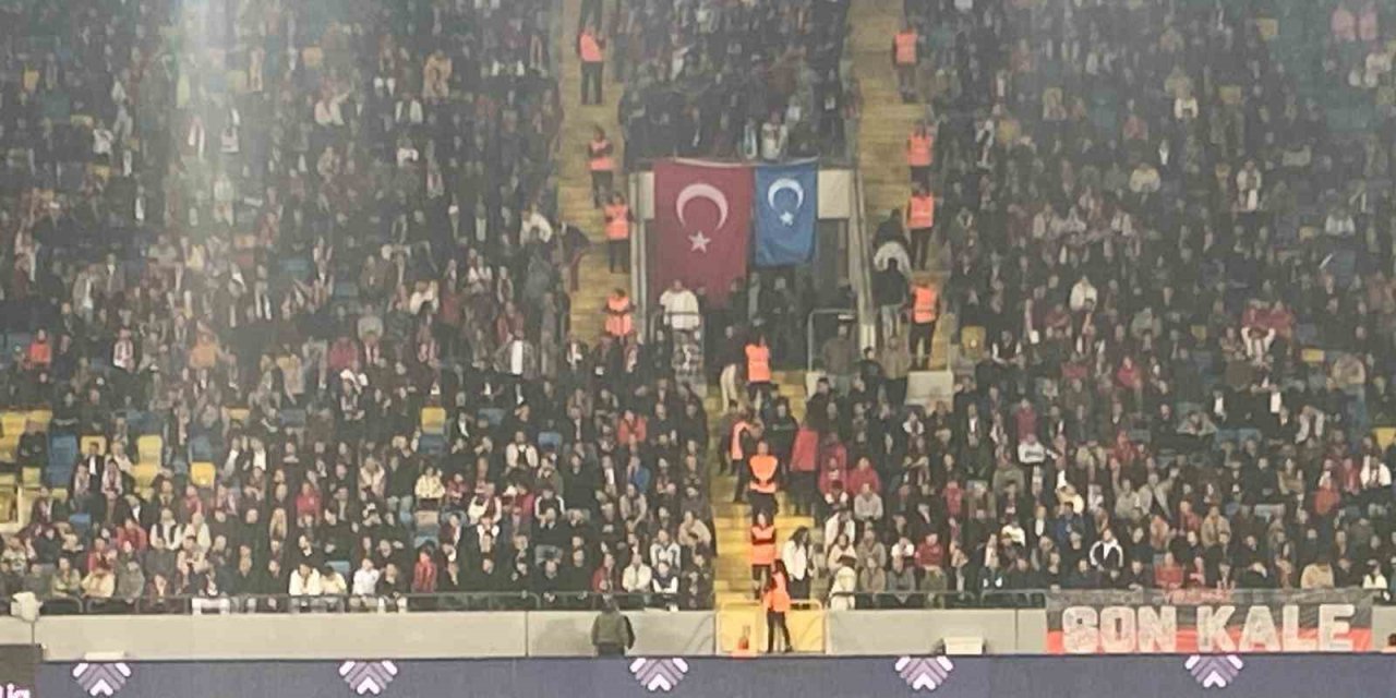 Gençlerbirliği taraftarları tribüne Doğu Türkistan bayrağı astı