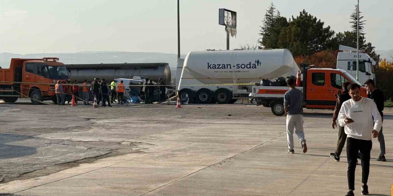 Ankara’da otomobil tır çekicisine çarptı: 3 kişilik aile hayatını kaybetti