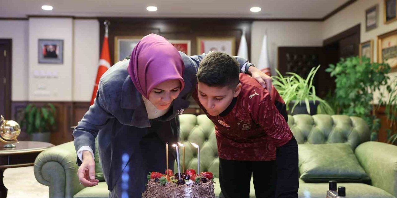 Bakan Göktaş şehidin oğlunun doğum gününü bakanlıkta kutladı