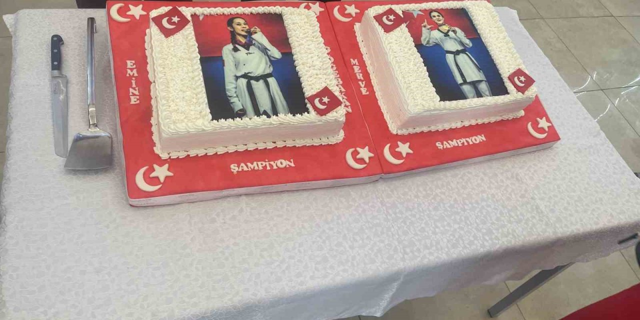 ASKİ Spor Kulübü, dünya şampiyonu sporcular için kutlama pastası kesti