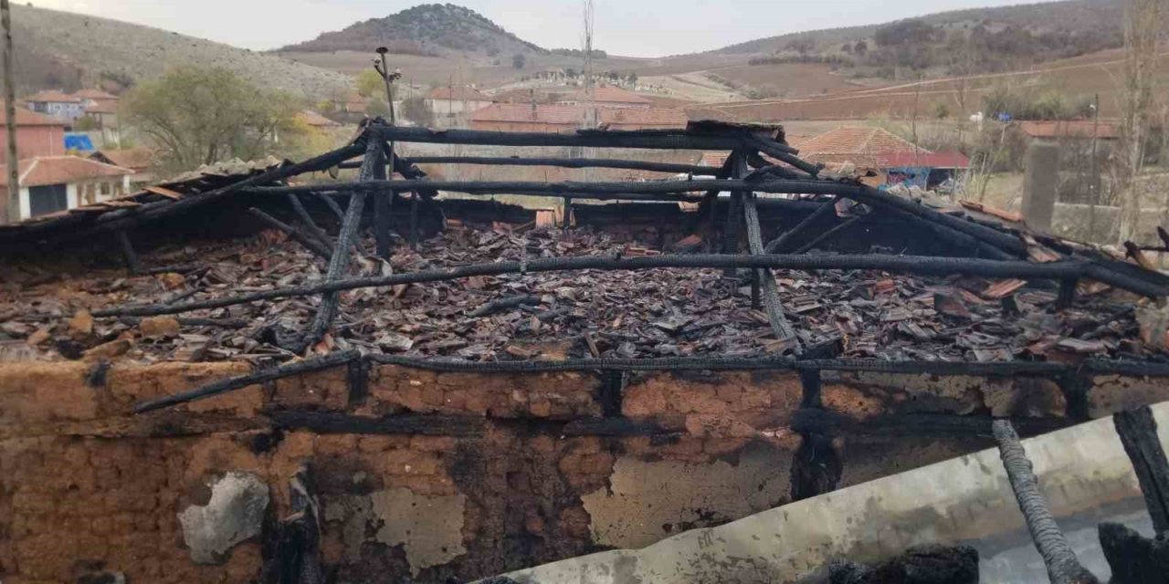 Eski kıyafetleri tandırda ateşe verdi, çatı alev alev yandı