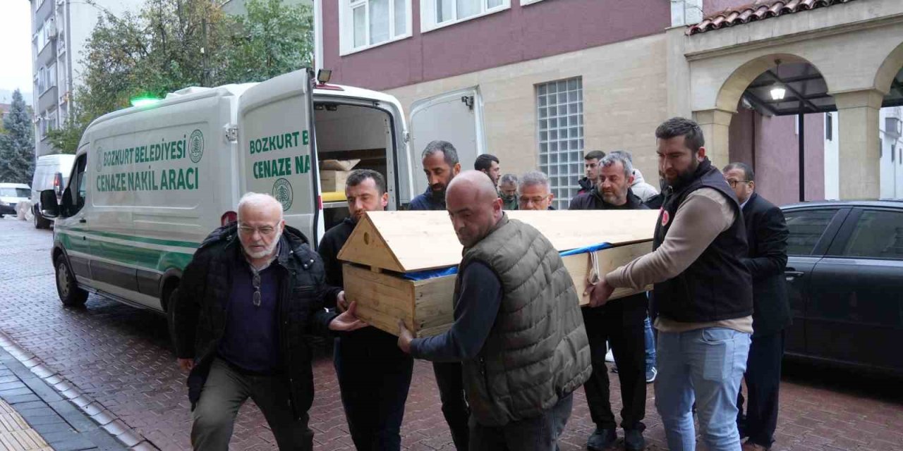 Dere yatağında cenazelerine ulaşılan anne ve oğlunun cenazesi ilçeye getirildi