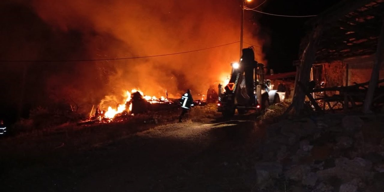Çorum’da alevlere teslim olan ev, samanlık ve balyalar küle döndü
