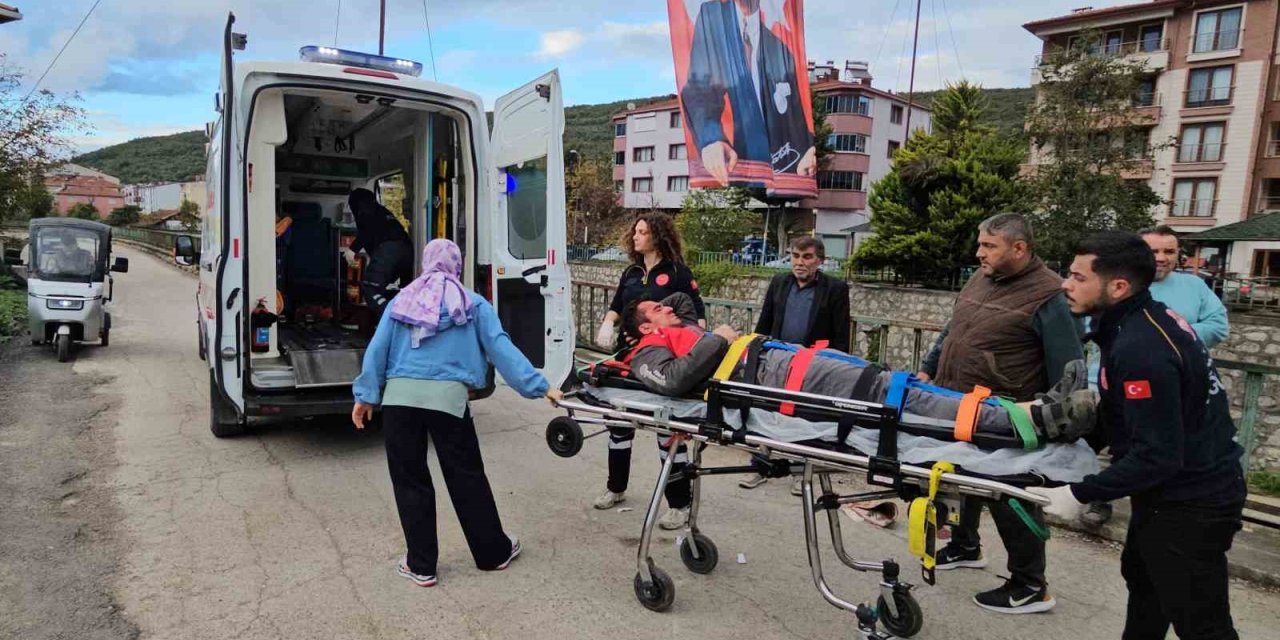 Kasksız motosiklet sürücüsü kazada yaralandı