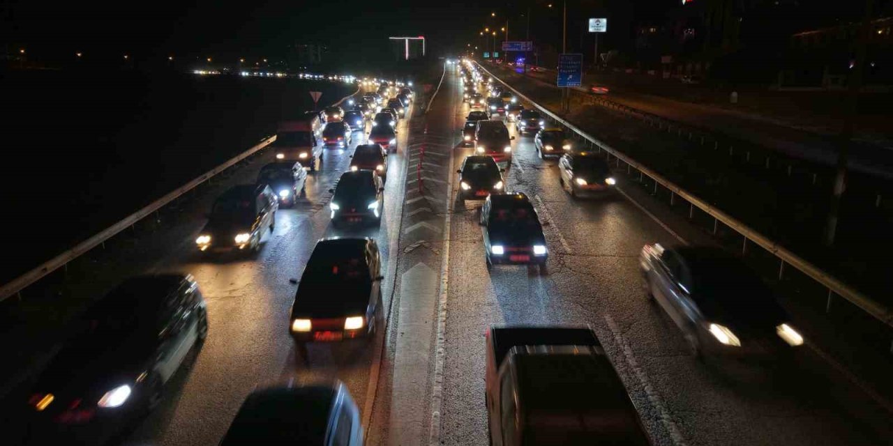 Ara tatil bitti, tatilcilerin dönüş yolculuğu başladı: 43 ilin geçiş noktasında trafik yoğunluğu arttı