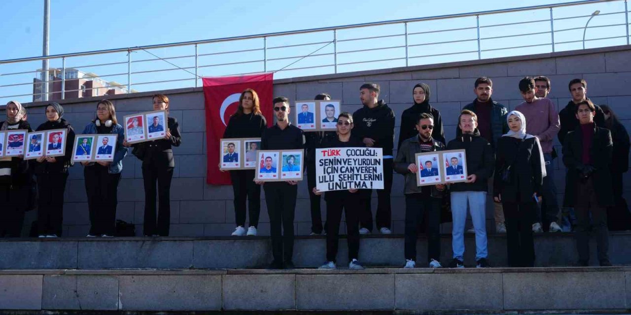 Üniversite öğrencileri şehitleri dualarla andı