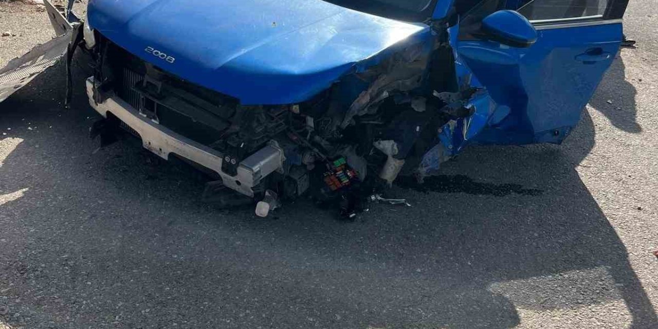 Sürücüsünün direksiyon hakimiyetini kaybettiği otomobil refüje çıktı